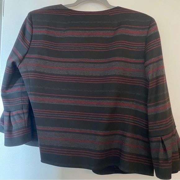 Slightly cropped Nine West blazer with stripes and flutter 3/4 sleeves. Size 6 - Picture 10 of 10